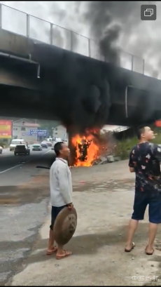 湖南雙峰一小車撞至路邊橋墩致車輛起火，兩人當場死亡