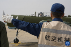 “雛鷹”放飛——海軍首批艦載機女飛行學員首次單飛目擊