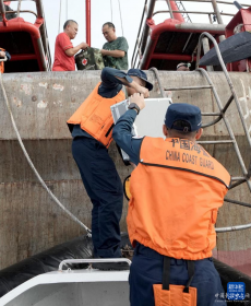 中國海警黃巖艦為漁民送醫送藥